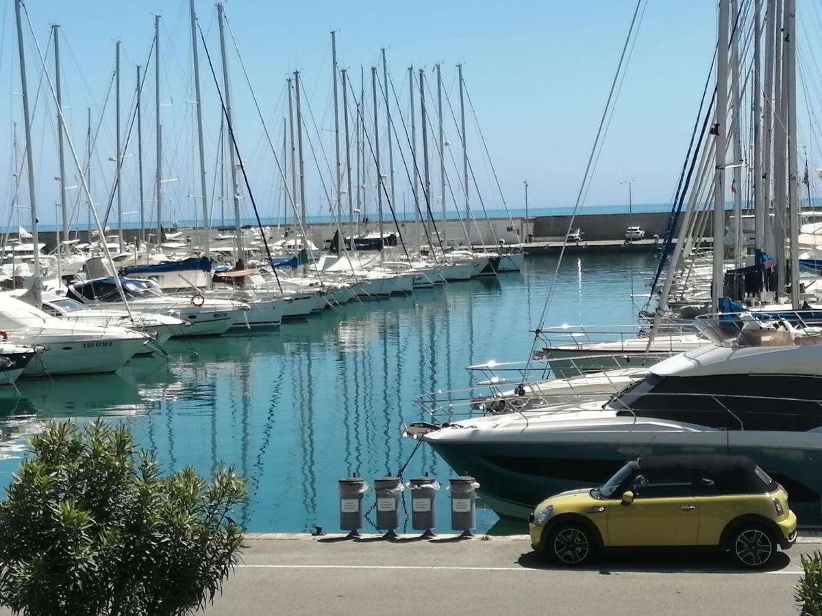 Joli Studio Bord De Mer, Clim, Balcon, Parking Prive Menton Luaran gambar